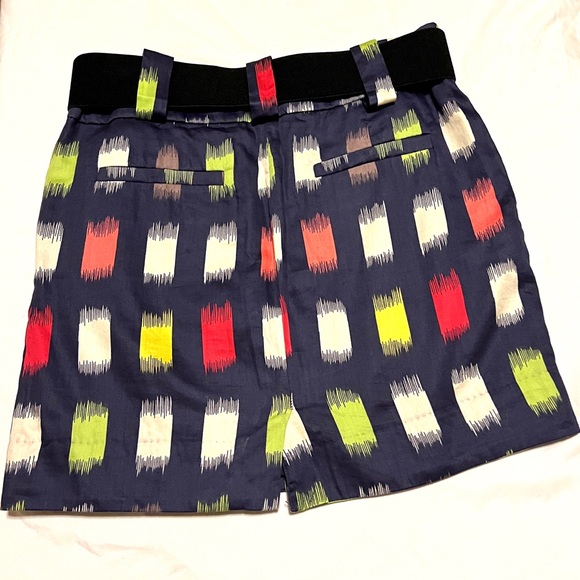 3/$20 🎉 BCBGeneration mini skirt w/ retro pattern, size 4 - Picture 2 of 5